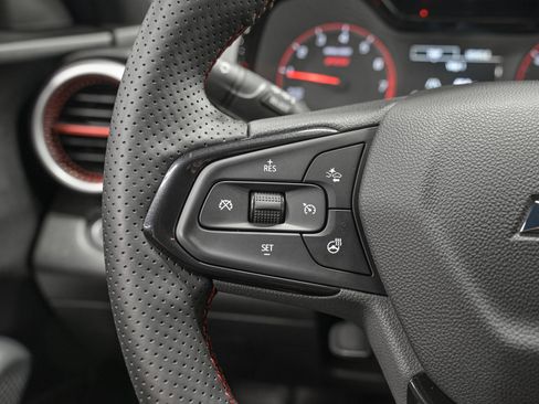 Used 2025 Chevrolet Trax RS FWD image 17