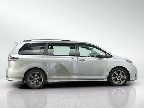Used 2020 Toyota Sienna SE w/ Carpet Mat Package FWD image 6