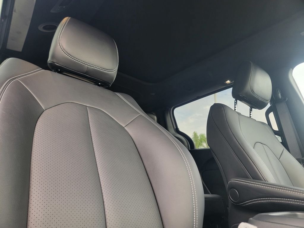 New 2025 Chrysler Pacifica Select w/ Fav Edition Package FWD image 15
