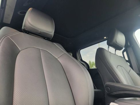 New 2025 Chrysler Pacifica Select w/ Fav Edition Package image 15
