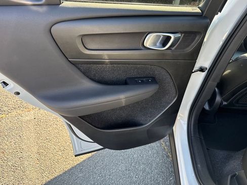 Used 2020 Volvo XC40 T5 Momentum image 21