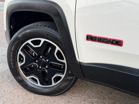 Used 2017 Jeep Renegade Trailhawk w/ Premium Trailhawk Package AWD/4WD image 10