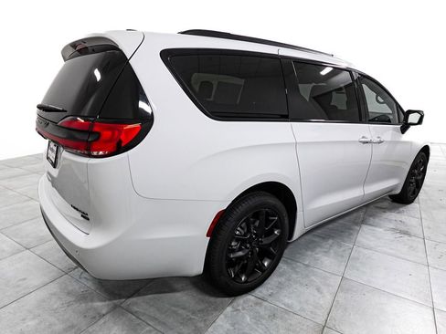 New 2027 Chrysler Pacifica Limited w/ S Appearance Package AWD/4WD image 7