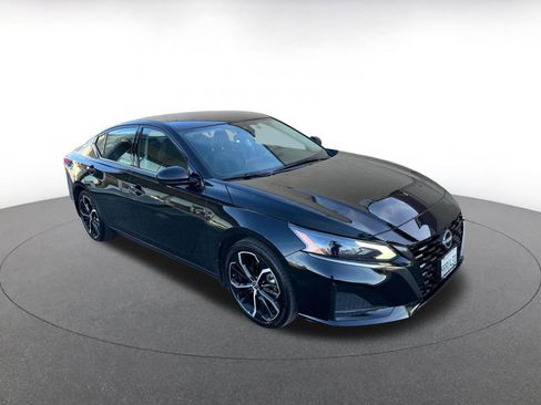 Used 2025 Nissan Altima 2.5 SR image 1