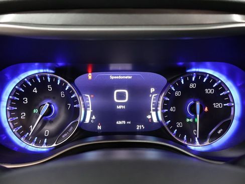 Used 2023 Chrysler Pacifica Touring-L image 38