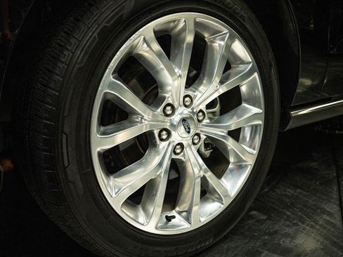 Used 2019 Ford Expedition Limited w/ Equipment Group 302A AWD/4WD image 3