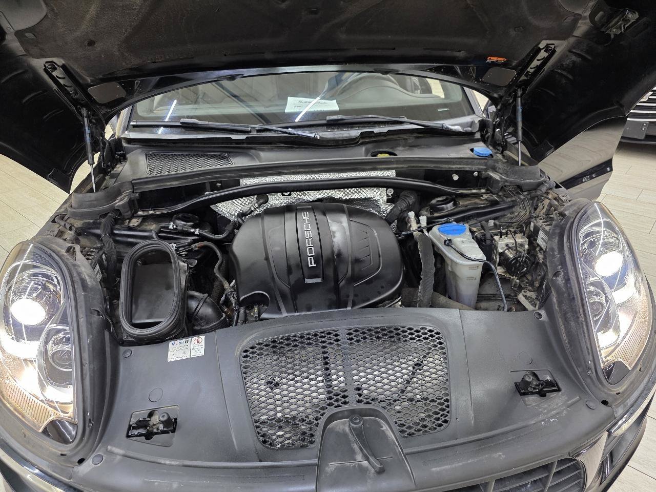 Used 2018 Porsche Macan AWD/4WD image 40
