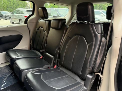 Used 2019 Chrysler Pacifica Touring-L FWD image 15