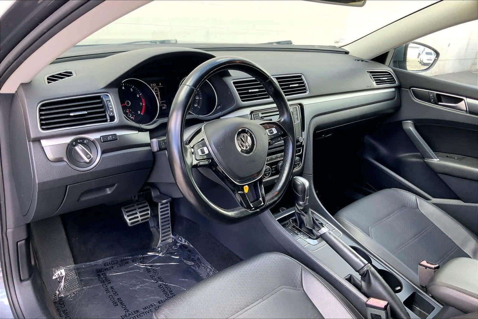 Used 2017 Volkswagen Passat 1.8T R-Line FWD image 2
