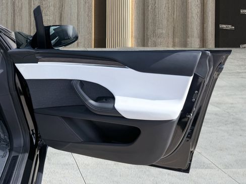 Used 2023 Tesla Model X image 34