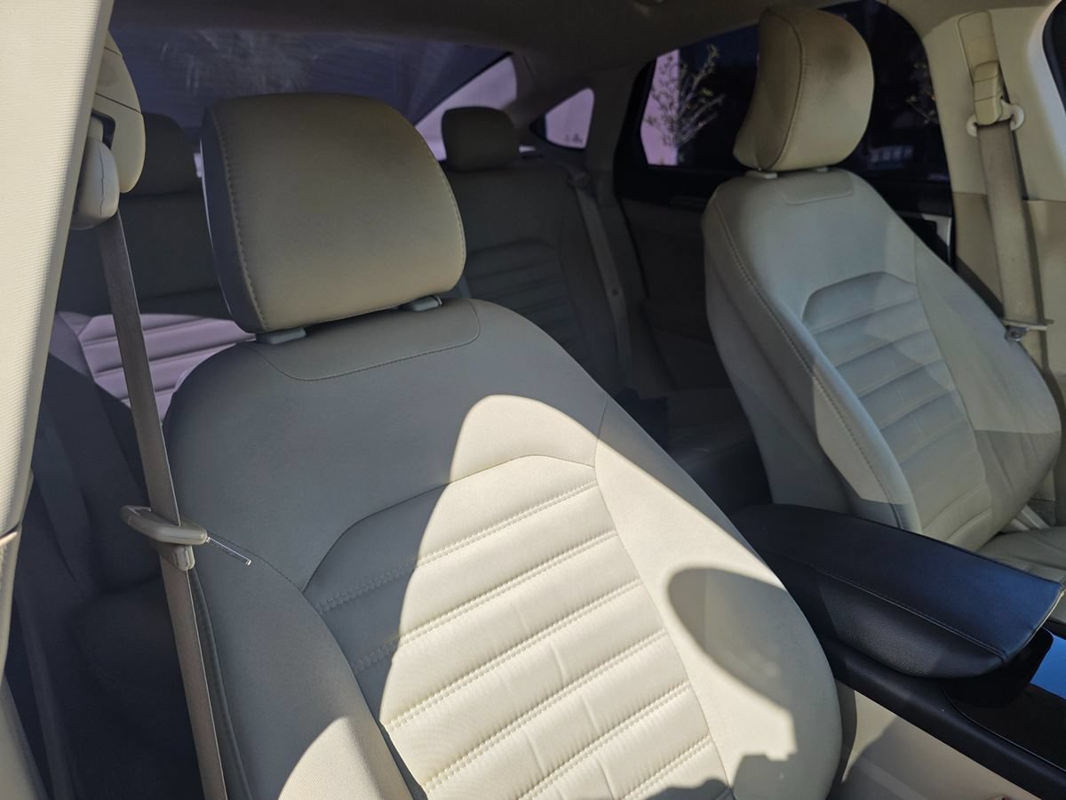 Used 2015 Ford Fusion SE FWD image 18