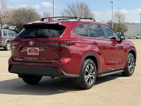 Certified 2025 Toyota Highlander XLE image 4