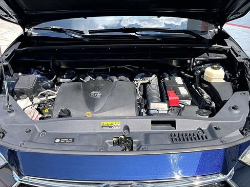 Certified 2021 Toyota Highlander Platinum AWD/4WD image 32