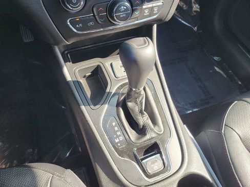 Used 2019 Jeep Cherokee Limited FWD image 29