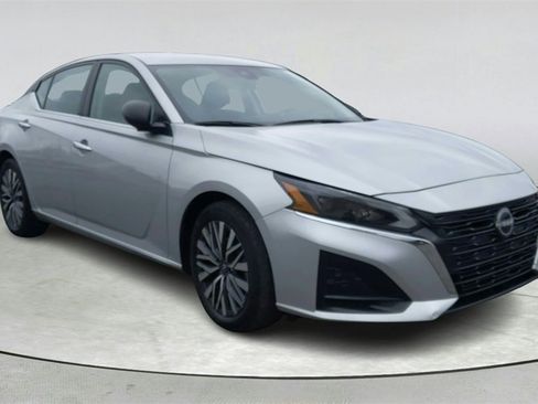 Used 2024 Nissan Altima 2.5 SV image 1