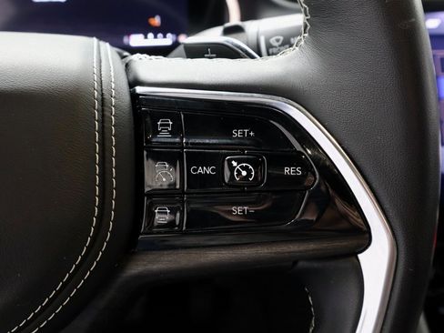 Used 2022 Jeep Grand Cherokee Overland w/ Luxury Tech Group IV image 33