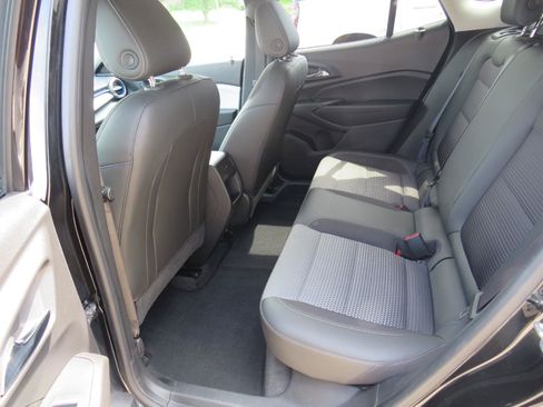 Used 2025 Chevrolet Trax LT FWD image 7