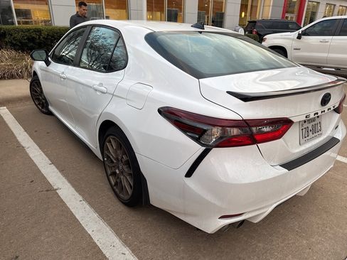 Used 2024 Toyota Camry SE image 4