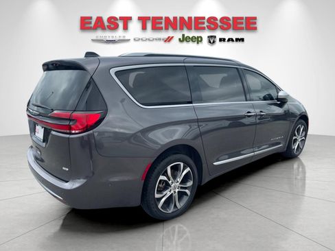 Used 2023 Chrysler Pacifica Pinnacle AWD/4WD image 3