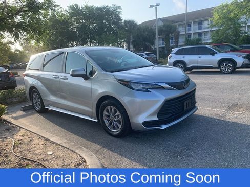 Used 2022 Toyota Sienna LE image 1