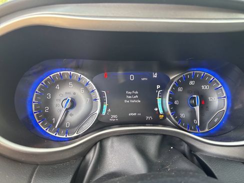 Used 2024 Chrysler Pacifica Touring-L FWD image 40