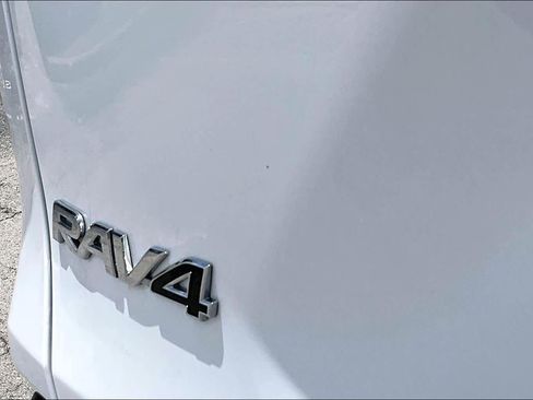 Used 2022 Toyota RAV4 XLE FWD image 10