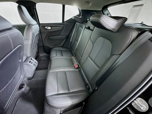 Used 2025 Volvo XC40 B5 Core image 28