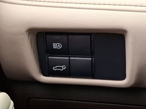 Used 2021 Toyota Highlander XLE image 25