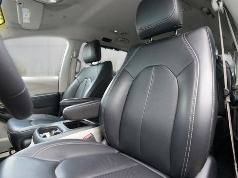 Used 2023 Chrysler Pacifica Touring-L FWD image 12