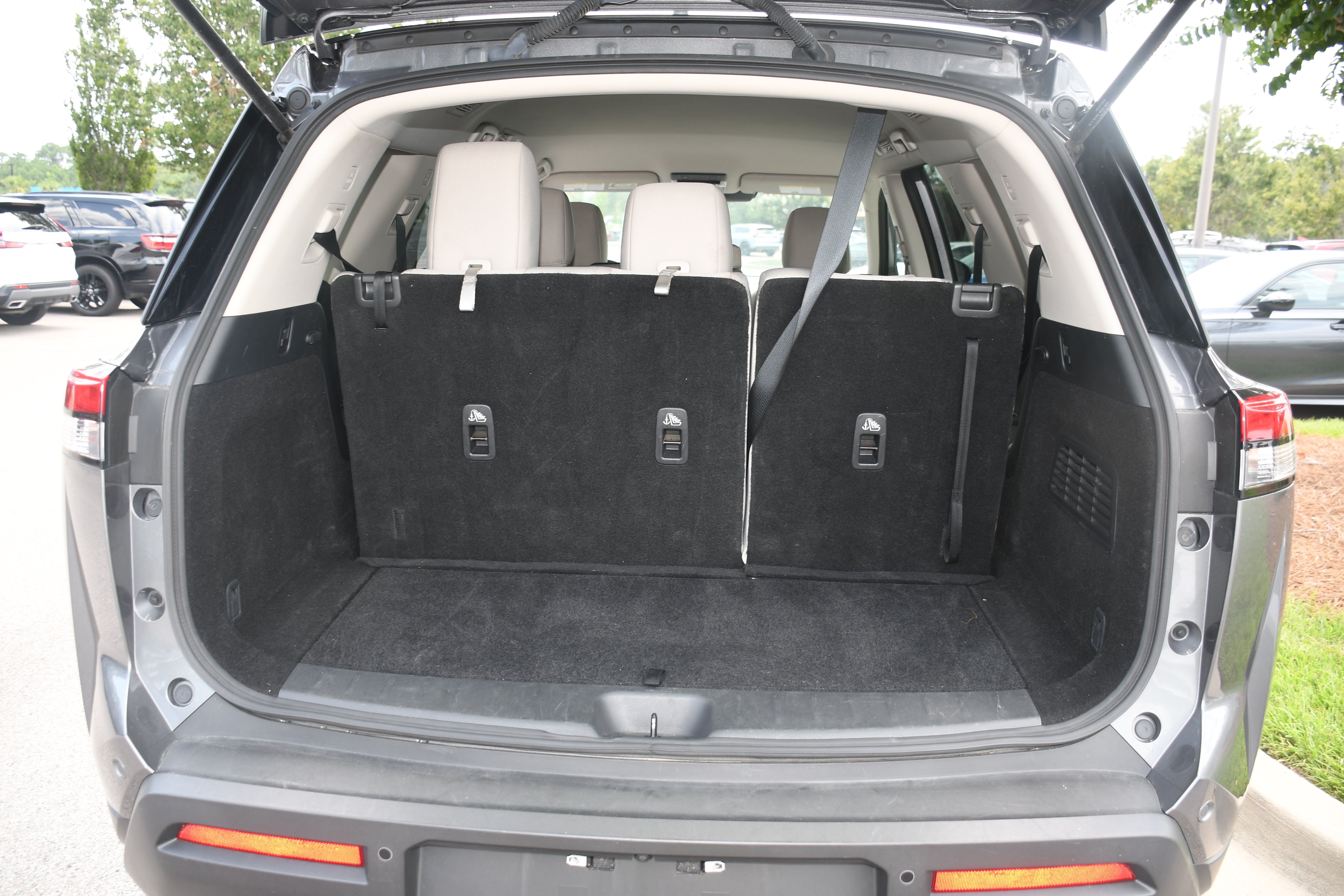 Used 2024 Nissan Pathfinder SV FWD image 17