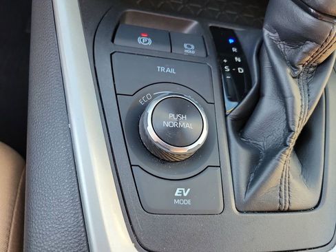 Used 2022 Toyota RAV4 XLE image 23