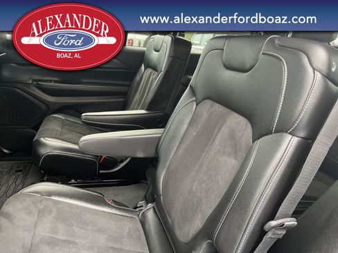 Used 2024 Jeep Grand Cherokee L Altitude AWD/4WD image 11