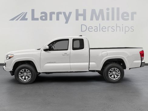 Used 2018 Toyota Tacoma SR5 AWD/4WD image 3