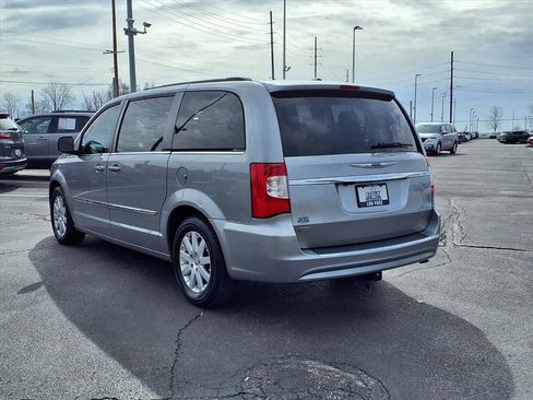 Used 2016 Chrysler Town & Country Touring image 2