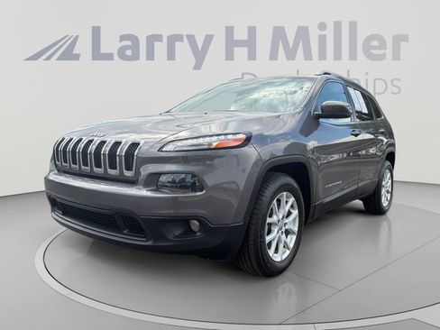 Used 2018 Jeep Cherokee Latitude Plus w/ Cold Weather Group AWD/4WD image 1