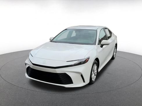 Used 2025 Toyota Camry LE image 7