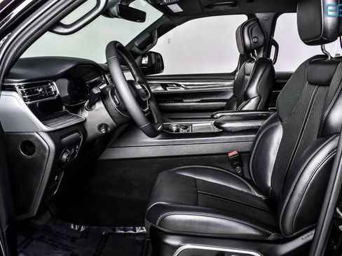 Used 2023 Jeep Wagoneer L Series III w/ Premium Group I image 16