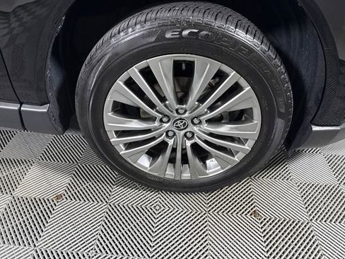 Used 2023 Toyota Venza XLE AWD/4WD image 11