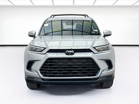 Used 2024 Toyota Grand Highlander XLE FWD image 2