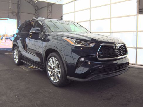 Used 2023 Toyota Highlander Limited image 5