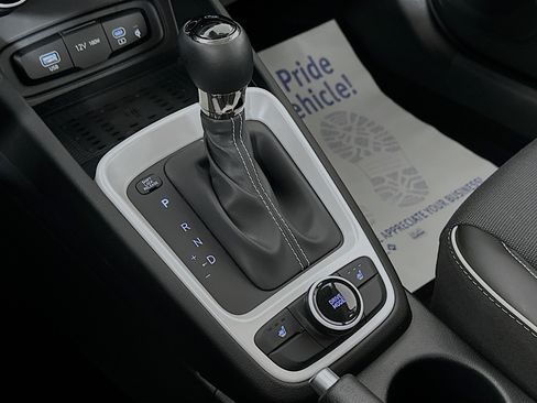 Certified 2024 Hyundai Venue Limited FWD image 17