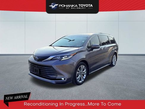 Used 2022 Toyota Sienna Platinum FWD image 1