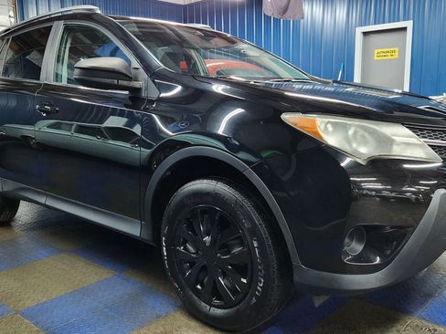 Used 2014 Toyota RAV4 LE image 2