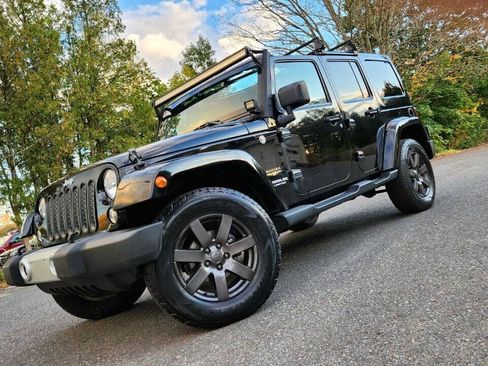 Used 2015 Jeep Wrangler Unlimited Sahara AWD/4WD image 3