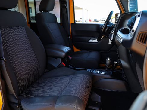 Used 2012 Jeep Wrangler Unlimited Rubicon w/ Connectivity Group AWD/4WD image 11