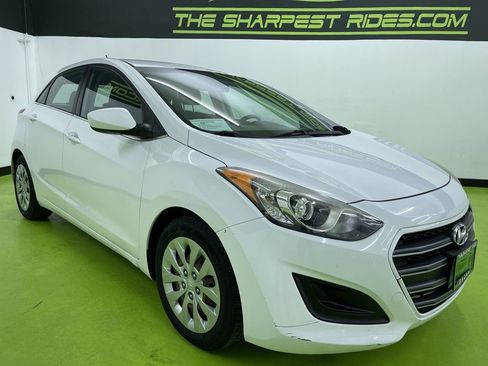 Used 2017 Hyundai Elantra GT image 2