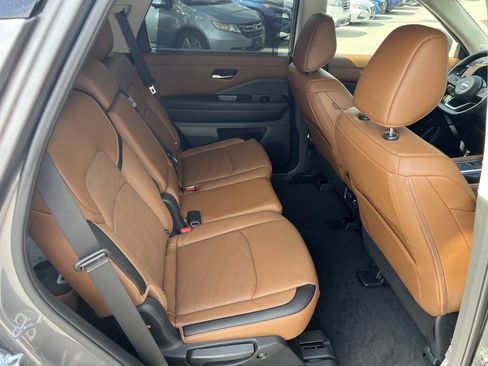 Certified 2025 Nissan Pathfinder Platinum w/ Cargo Package AWD/4WD image 16