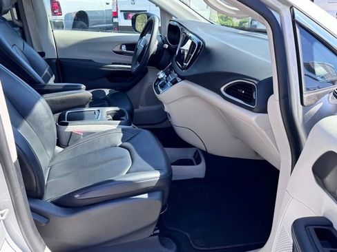 Used 2024 Chrysler Pacifica Touring-L FWD image 11