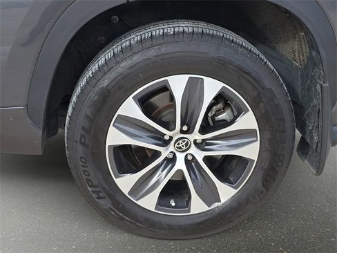 Used 2021 Toyota Highlander XLE image 38