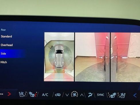 Used 2024 Chevrolet Traverse RS image 18